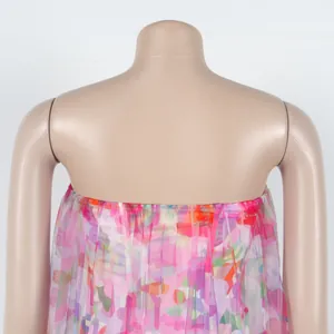 Gros plan de la vue arrière d'une robe en maille transparente avec imprimé floral