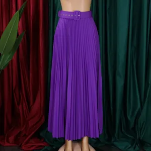 Jupe longue plissée violette élégante avec ceinture, taille haute et drapé fluide.