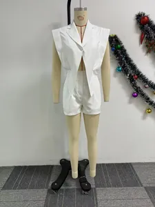 Detailansicht eines weißen ärmellosen Jumpsuits mit V-Ausschnitt und unregelmäßigem Saum am Mannequin