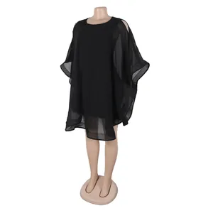 Elegante vestido de gasa negra tipo capa con mangas abiertas sobre maniquí de costura
