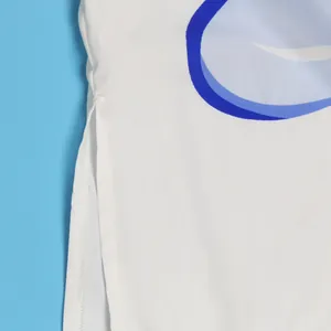 Macro detail van de zijsplit en fijne stiksels op elegant wit bedrukt shirt