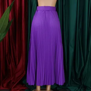 Détail de la jupe longue plissée violette à taille haute avec ceinture assortie