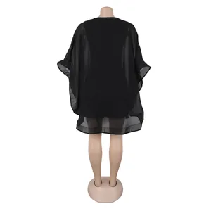 Vista trasera de un vestido de capa de gasa negra suelta con tela semitransparente
