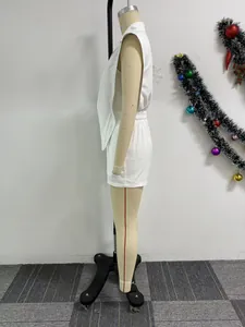 Seitenansicht eines weißen ärmellosen Jumpsuits mit asymmetrischem Saum und V-Ausschnitt.