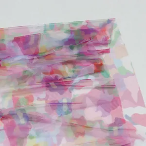 Détail du tissu en maille avec imprimé abstrait coloré pour une robe moulante sexy.