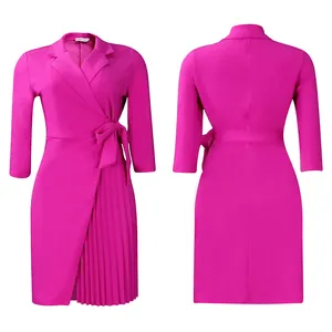 Vue détaillée d'une robe portefeuille rose fuchsia avec col tailleur et jupe plissée.