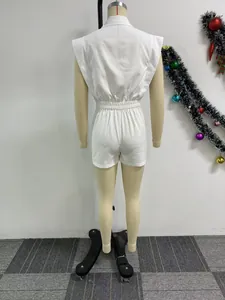 Rückansicht eines ärmellosen weißen Slim-Fit-Einteilers mit elastischer Taille