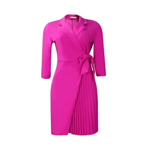 Robe portefeuille fuchsia élégante avec détail plissé sur le côté et col tailleur.