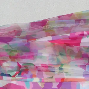 Vue détaillée du tissu en maille transparente colorée avec finitions de couture.