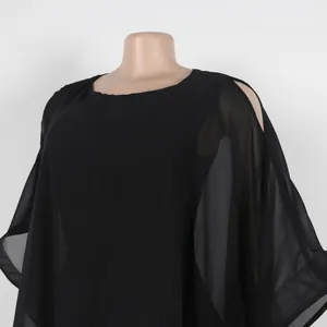Vista de detalle de un elegante vestido de capa en gasa negra con hombros descubiertos