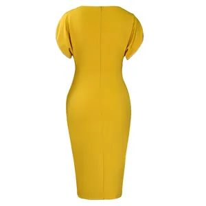 Vista posteriore di un elegante abito longuette giallo a maniche corte e girocollo da ufficio