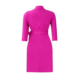 Vue détaillée de l'arrière d'une robe portefeuille magenta à manches 3/4 et ceinture