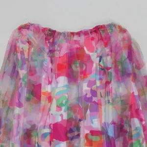 Gros plan sur l'imprimé floral abstrait d'un détail en tissu mesh extensible transparent