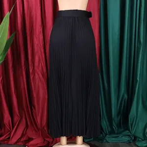 Vue arrière détaillée de la jupe midi plissée noire à taille haute avec ceinture