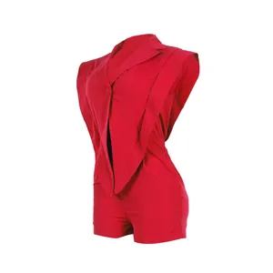 Eleganter roter ärmelloser Jumpsuit mit V-Ausschnitt und asymmetrischem Saum in Seitenansicht.