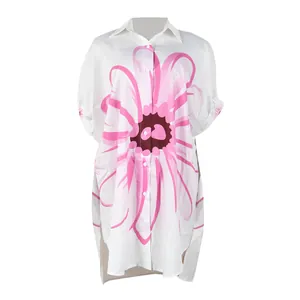 Elegante witte lange overhemdjurk met grote roze bloemenprint en reverskraag.