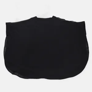Primer plano detallado del ligero tejido de gasa negra del vestido poncho holgado
