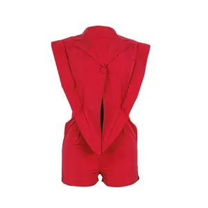 Eleganter roter ärmelloser Jumpsuit mit unregelmäßigem Saum und tiefem V-Ausschnitt.