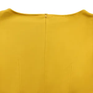 Dettaglio della cerniera posteriore nascosta e dello scollo di un abito giallo