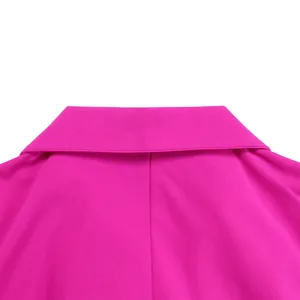 Gros plan sur le col d'une robe blazer élégante d'une couleur magenta éclatante.