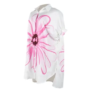 Elegante witte oversized bloemenoverhemd met roze bloem en asymmetrische zoom detailweergave