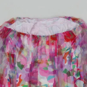 Vue détaillée montrant l'imprimé abstrait vibrant et la texture en maille d'une robe