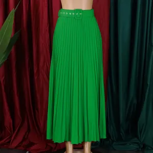 Détail d'une jupe midi plissée vert vif avec taille haute et ceinture assortie