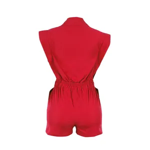 Detaillierte Rückansicht eines lebhaften roten, ärmellosen kurzen Sommer-Jumpsuits