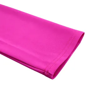 Gros plan du poignet d'une robe rose fuchsia avec des détails de couture à double rangée.