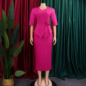 Detailansicht eines eleganten fuchsia Schößchenkleides mit dekorativer 3D-Rose an der Taille.