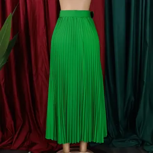 Vue détaillée des plis accordéon fins sur cette jupe midi verte à taille haute