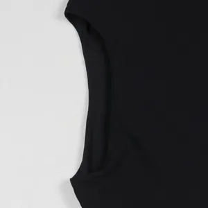 Primer plano del vestido tipo capa de gasa negra que muestra la sisa y textura de tela