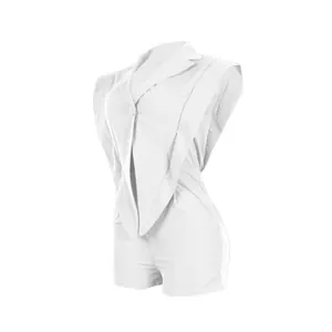 Seitenansicht eines weißen, eng anliegenden V-Ausschnitt-Jumpsuits mit schrägem Saum.