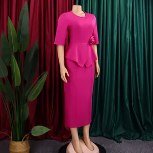 Elegantes magentafarbenes Midikleid mit Schößchen, 3D-Blumendetail und modischen Ärmeln