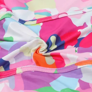 Détail en gros plan d'un tissu en maille extensible à imprimé camouflage coloré
