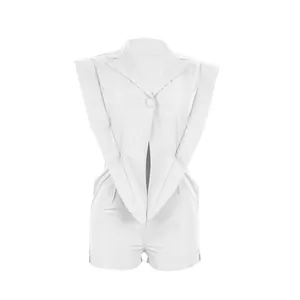 Detailansicht eines weißen ärmellosen Overalls mit unregelmäßigem Saum und Revers