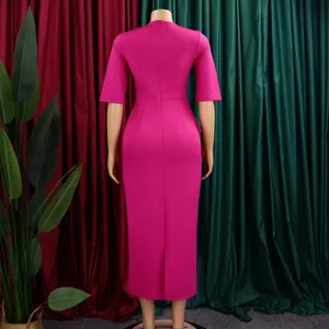 Rückansicht eines eleganten magentafarbenen Midi-Etuikleides an einer Schneiderpuppe.