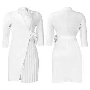 Vues de face et de dos de la robe portefeuille blanche à col blazer et plis latéraux