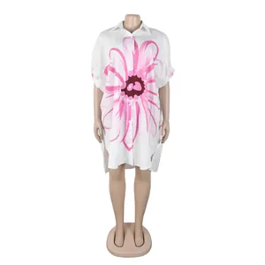 Elegante midi-overhemdjurk met bloemenprint, reverskraag en asymmetrische zoom op mannequin.