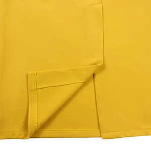Primo piano delle cuciture professionali e del dettaglio dello spacco sul vestito.