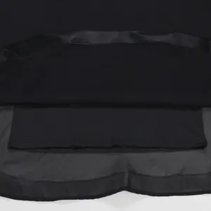 Primer plano del dobladillo del vestido de chifón con capas de tela y costuras finas