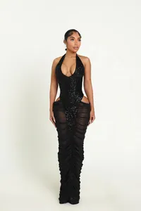 Elegantes schwarzes Neckholder-Abendkleid mit Paillettenoberteil und gerafftem Netzrock