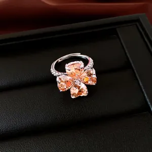 Detail van de klavertjevier ring met hartvormige champagne zirkonia stenen.