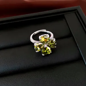 Prachtige zilveren open ring met een levendig groen zirkoon klavertje vier ontwerp