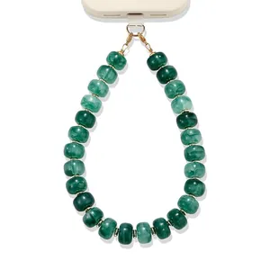 Gedetailleerd overzicht van de groene gemarmerde hars kralen telefoonketting met goudkleurige spacers