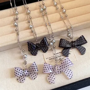 Collana con ciondolo a fiocco in acrilico a pois di stile giapponese con perline