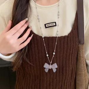 Collana con fiocco in acrilico a pois bianchi e neri stile giapponese con catena d'argento