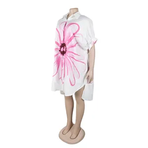 Zijaanzicht van een elegante witte doorknoopjurk met roze bloemenprint op een pop.