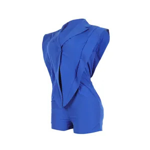 Detailansicht eines blauen ärmellosen Overalls mit asymmetrischem Saum für Damen