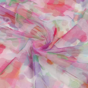 Gros plan sur l'imprimé floral abstrait coloré sur une texture de tissu en maille élastique